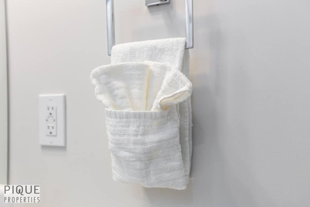New, Mountain Chic Suite, Whyte Avenue, Netflix, Wifi, Sleeps 6 *
